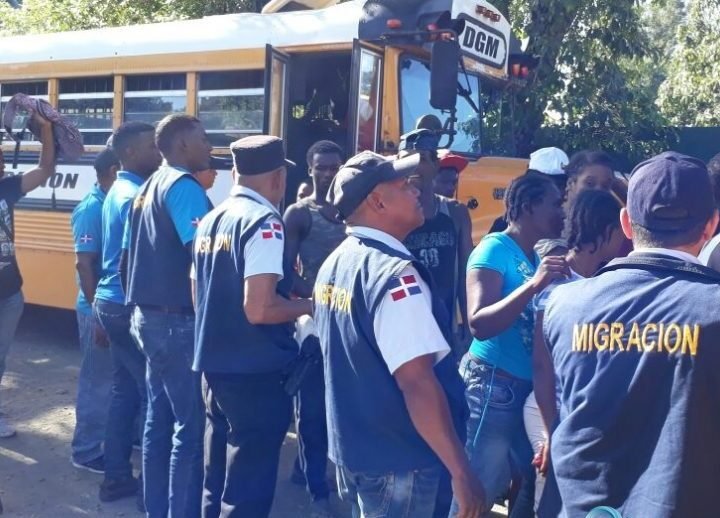 Migración deportará 71 haitianos ilegales y someterá 8 a la justicia