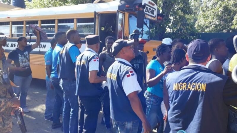 Migración deportará 71 haitianos ilegales y someterá 8 a la justicia
