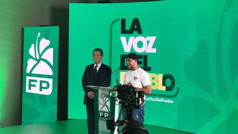 Leonel Fernández escucha al pueblo a través de La Voz del Pueblo.