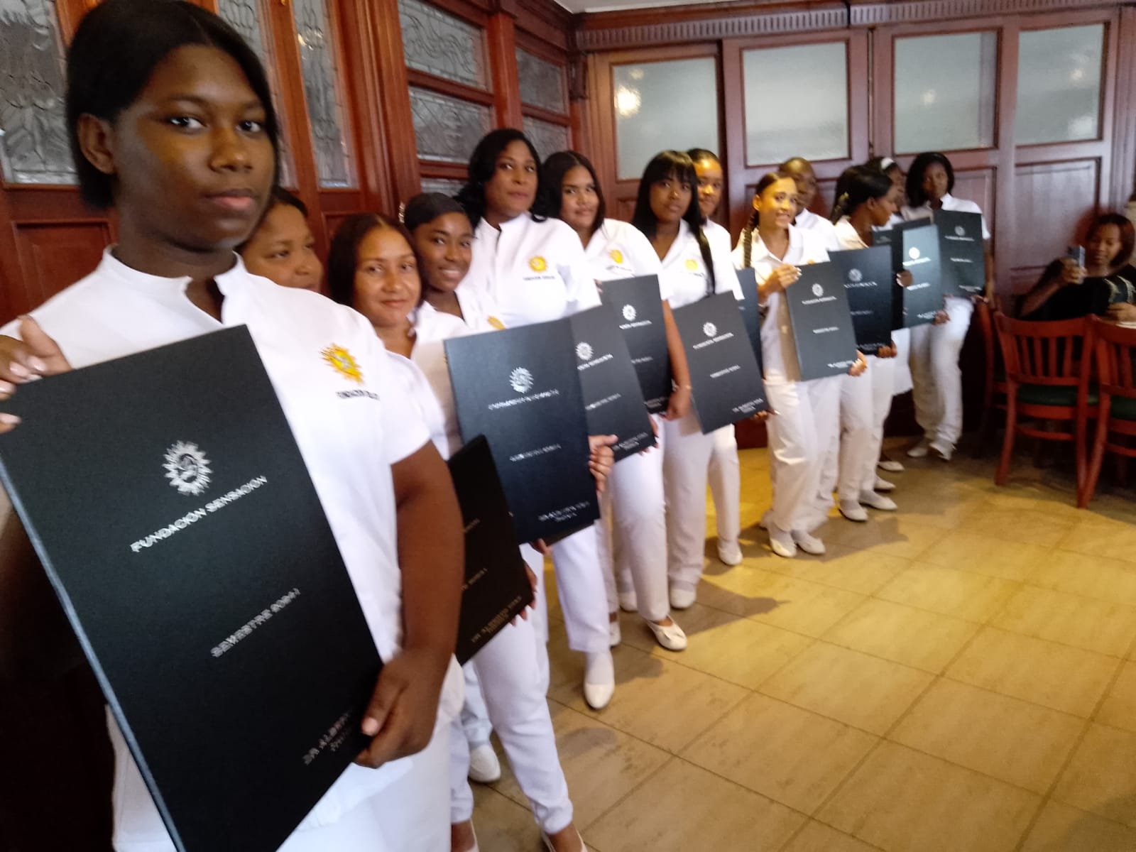 Fundación Sensación de Santo Domingo Oeste gradúa más de una docena de mujeres en enfermería.