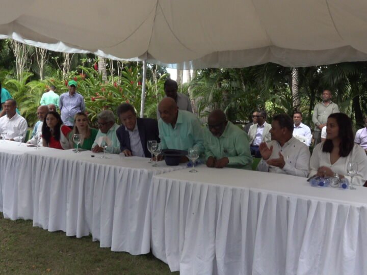 García Duverge llena expectativa en Almuerzo Navideño con Leonel Fernández.