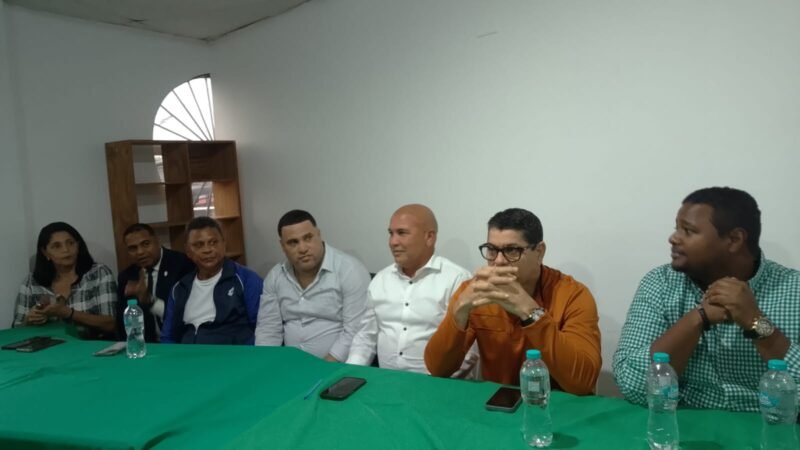 Altos dirigentes bajo la direccion del prof. Anibal Garcia Duverge juntos a la Direccion Municipal FP