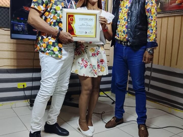 El Cantante y Coreografo Dominicano Julio Gómez recibe sendos reconocimientos de la Cadena Alberto Diaz Multimedios por sus 40 años en el arte y el espectáculo.