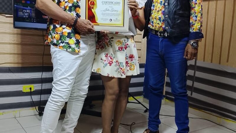 El Cantante y Coreografo Dominicano Julio Gómez recibe sendos reconocimientos de la Cadena Alberto Diaz Multimedios por sus 40 años en el arte y el espectáculo.