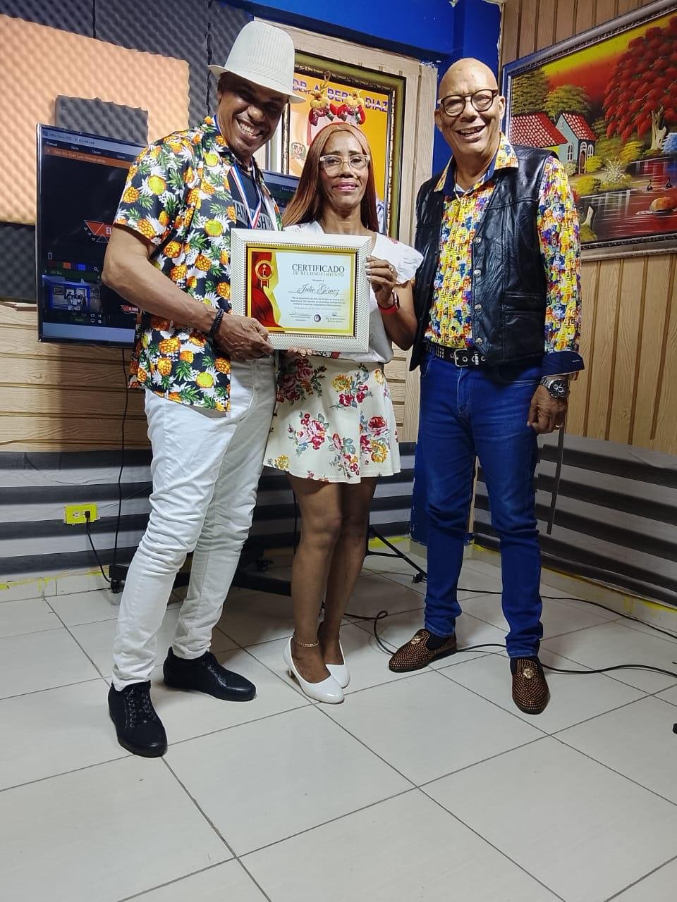 El Cantante y Coreografo Dominicano Julio Gómez recibe sendos reconocimientos de la Cadena Alberto Diaz Multimedios por sus 40 años en el arte y el espectáculo.