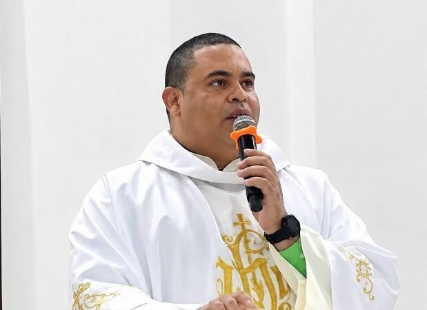 Sacerdote Runaldo llama a crear oportunidades para los jóvenes y cuestiona política de seguridad durante fiestas patronales en Herrera
