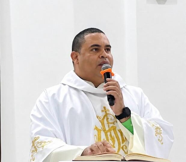 Sacerdote Runaldo llama a crear oportunidades para los jóvenes y cuestiona política de seguridad durante fiestas patronales en Herrera