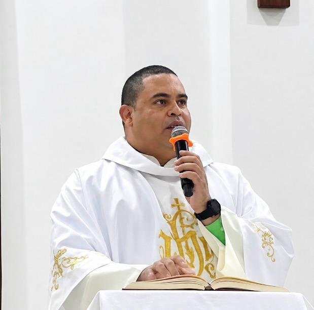 Sacerdote Runaldo llama a crear oportunidades para los jóvenes y cuestiona política de seguridad durante fiestas patronales en Herrera